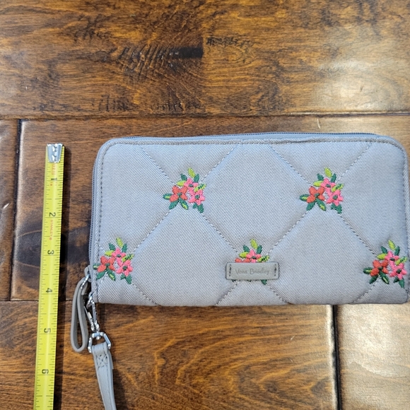 EUC Vera Bradley RFID Accordian Wristlet in Denim Gray with Pink Flowers - Picture 4 of 9